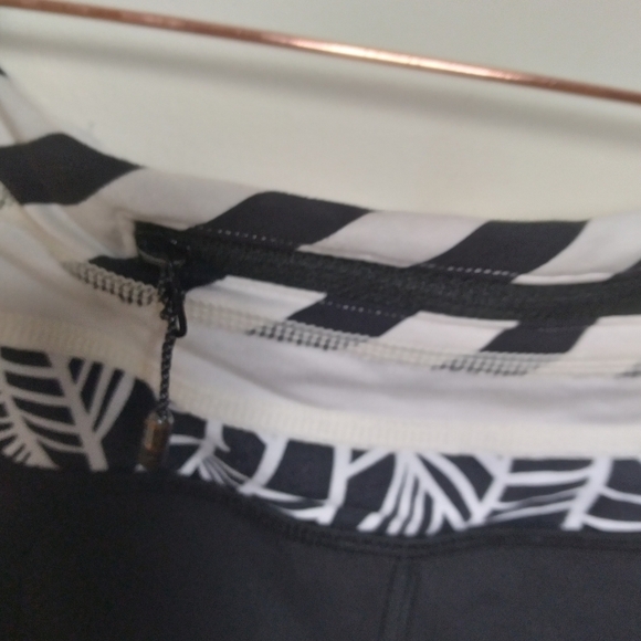 Lululemon Black and White Inspire Cropped Leggings Size 4 - Picture 9 of 9
